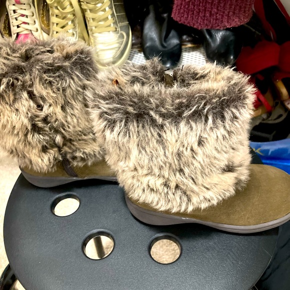 Carter’s toddler size 9 fur boots - Picture 3 of 5